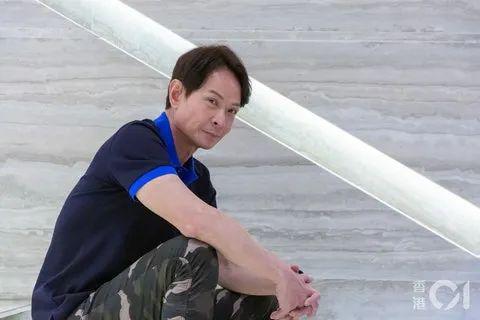 比以往更消瘦脸颊凹陷网友担心其健康麻将胡了63岁港剧金牌配角罕现身(图1)