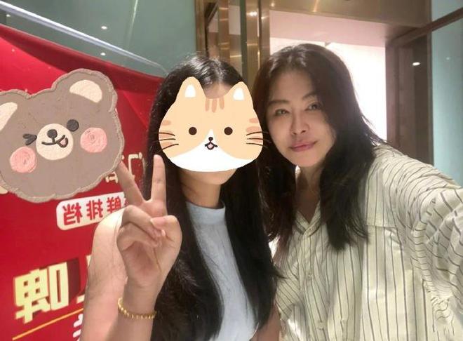 州穿粉裙配小白鞋超优雅麻将胡了王祖贤现身泉