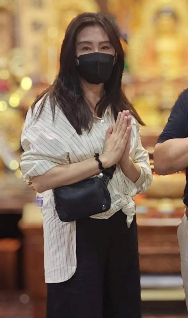 州穿粉裙配小白鞋超优雅麻将胡了王祖贤现身泉(图4) 州穿粉裙配小白鞋超优雅麻将胡了王祖贤现身泉(图4)