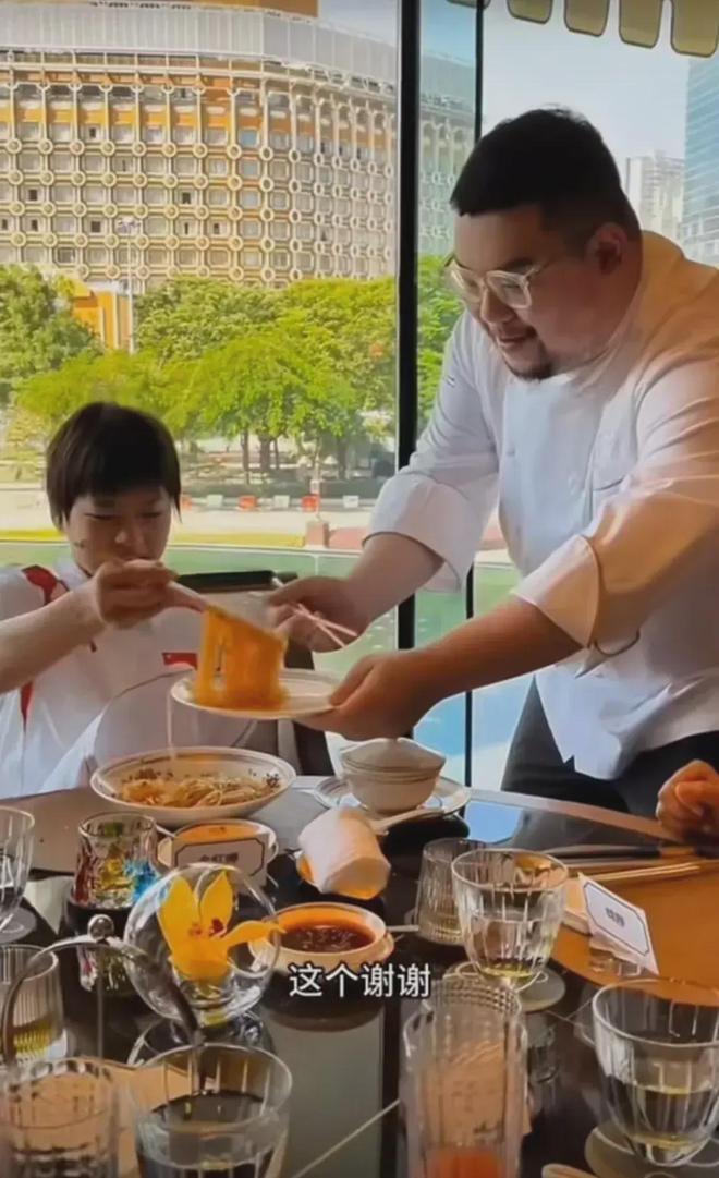 酒店吃饭董事长陈志玲亲自接待合影留念麻将胡了免费试玩全红婵在澳门永利皇宫