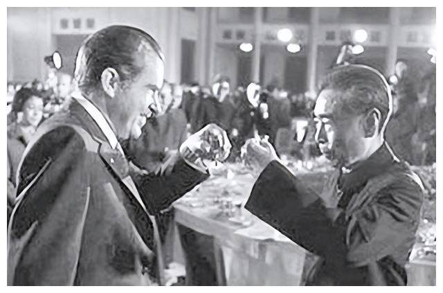 松夫人一盒香烟接着说一番话让她激动不已麻将胡了试玩平台1972年周恩来送尼克(图9)