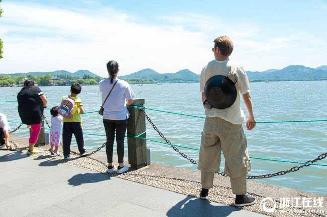 香肉丝 娴熟的刀工让不少人大呼帅气PG电子麻将胡了模拟器俄小伙卖鱼