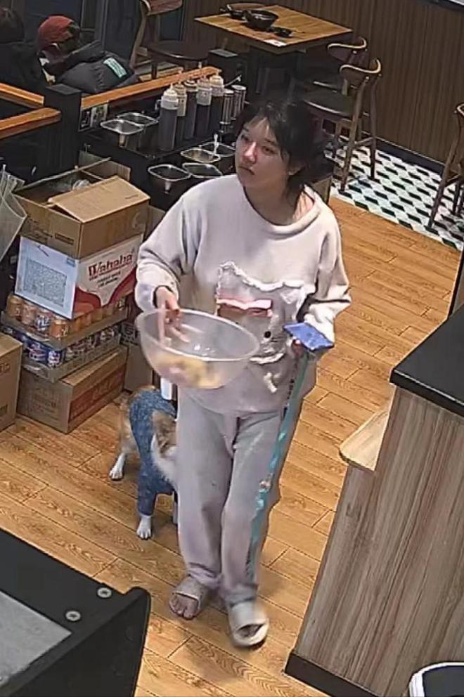 被劝阻后诬陷商家引发网络暴力!麻将胡了2女子吃麻辣烫放狗店内(图3) 被劝阻后诬陷商家引发网络暴力!麻将胡了2女子吃麻辣烫放狗店内(图3)