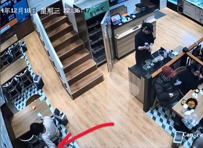 被劝阻后诬陷商家引发网络暴力!麻将胡了2女子吃麻辣烫放狗店内(图10) 被劝阻后诬陷商家引发网络暴力!麻将胡了2女子吃麻辣烫放狗店内(图10)