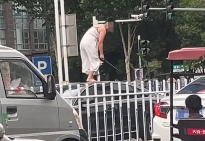 车通报：系精神病发作家属愿意承担赔偿麻将胡了网址女子持械当街打砸多辆轿(图2)