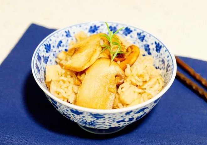 ”！肉质肥厚、香气独特且营养极高咋做好吃麻将胡了2模拟器试玩它被誉为“菌中之王(图2)